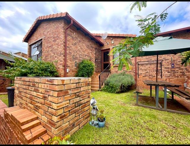 2 BEDROOM TOWNHOUSE FOR SALE IN RANGEVIEW